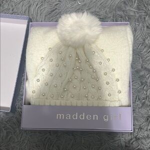 Madden Girl Ivory Knit Beanie with Pom Pom and scarf  (NiB!!)
